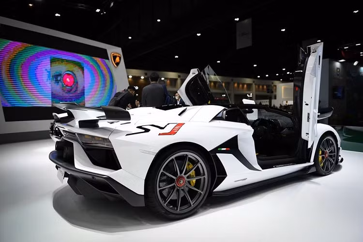 Xe có bộ mâm hợp kim 5 chấu kép siêu nhẹ hoàn thành màu tối với kẹp phanh màu vàng nổi bật và viền chụp mâm màu đỏ. Ở ngoại thất xe còn có nhiều chi tiết bằng carbon. Bên trong khoang lái có ghế ngồi bọc da Alcantara màu đen cùng các sọc màu vàng tạo điểm nhấn. Chiếc xe này sử dụng tay lái nghịch, thảm sàn với các hoạ tiết hình chữ Y màu vàng tương tự như các phiên bản hiệu suất cao trước đó. Nội thất của xe còn có không ít chi tiết bằng carbon.