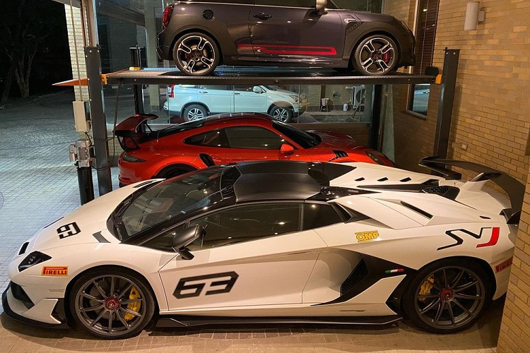 Lamborghini Aventador SVJ Roadster đầu tiên đến Thái Lan vẫn được trang bị khối động cơ V12, dung tích 6,5 lít, sản sinh ra công suất tối đa 759 mã lực và mô-men xoắn cực đại 720 Nm. Động cơ kết hợp cùng hộp số ISR bảy tốc độ và hệ thống dẫn động bốn bánh. Những trang bị ấn tượng này cho phép xe có thể tăng tốc từ vị trí đứng yên lên 100 km/h chỉ trong thời gian 2,9 giây, chậm hơn 0,1 giây so với bản Coupe và 0-200 km/h trong 8,8 giây. Vận tốc tối đa của siêu xe Lamborghini Aventador SVJ mui trần sẽ là 350 km/h