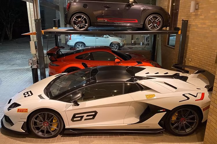 Lamborghini Aventador SVJ Roadster đầu tiên đến Thái Lan vẫn được trang bị khối động cơ V12, dung tích 6,5 lít, sản sinh ra công suất tối đa 759 mã lực và mô-men xoắn cực đại 720 Nm. Động cơ kết hợp cùng hộp số ISR bảy tốc độ và hệ thống dẫn động bốn bánh. Những trang bị ấn tượng này cho phép xe có thể tăng tốc từ vị trí đứng yên lên 100 km/h chỉ trong thời gian 2,9 giây, chậm hơn 0,1 giây so với bản Coupe và 0-200 km/h trong 8,8 giây. Vận tốc tối đa của siêu xe Lamborghini Aventador SVJ mui trần sẽ là 350 km/h