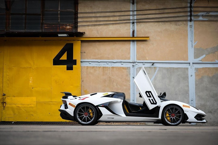 Còn mức giá bán khởi điểm trên siêu xe Lamborghini Aventador SVJ Coupe chính hãng tại Thái Lan từ 48,98 triệu Baht (tương đương 35,8 tỷ đồng). Tuy nhiên, mức giá này còn khá "rẻ" so với con số 60 tỷ đồng cho các siêu xe mui trần Lamborghini Aventador SVJ Roadster tại Việt Nam muốn lăn bánh với biển trắng.