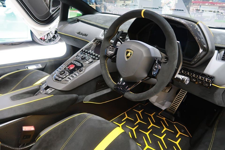 Phần mui tháo ra sẽ được để ở khoang hành lý phía trước. Để đảm bảo người ngồi bên trong vẫn thoải mái khi mui xe được tháo bỏ, hãng siêu xe Ý trang bị thêm một cửa sổ nhỏ phía sau có thể nâng lên hoặc hạ xuống chỉ bằng 1 nút bấm. Giống như Lamborghini Aventador SVJ Coupe, Aventador SVJ Roadster cũng có hệ thống khí động học chủ động, hệ thống lái bánh sau, phanh gốm carbon và cuối cùng là hệ thống treo từ tính với thanh chống lật cứng hơn 50% so với "đàn anh" Lamborghini Aventador SV Roadster.