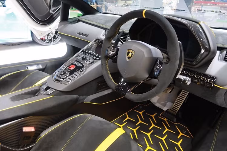 Phần mui tháo ra sẽ được để ở khoang hành lý phía trước. Để đảm bảo người ngồi bên trong vẫn thoải mái khi mui xe được tháo bỏ, hãng siêu xe Ý trang bị thêm một cửa sổ nhỏ phía sau có thể nâng lên hoặc hạ xuống chỉ bằng 1 nút bấm. Giống như Lamborghini Aventador SVJ Coupe, Aventador SVJ Roadster cũng có hệ thống khí động học chủ động, hệ thống lái bánh sau, phanh gốm carbon và cuối cùng là hệ thống treo từ tính với thanh chống lật cứng hơn 50% so với "đàn anh" Lamborghini Aventador SV Roadster.