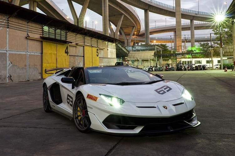 Lamborghini Aventador SVJ mui trần đầu tiên ra mắt tại Thái Lan có màu sơn trắng, xe được nhập khẩu chính hãng và hiện đã được chủ nhân trang trí lại ngoại thất với logo với con số 63 ở hai bên hông và đầu xe. Trước đó, hãng siêu xe Ý tuyên bố tạo ra đúng 63 chiếc. Giá xe Lamborghini Aventador SVJ Roadster đầu tiên tại Thái Lan từng khiến nhiều người "chóng mặt" khi lên đến 51 triệu Baht, tương đương 37,3 tỷ đồng, tức gấp 3 lần bán ra ở Mỹ.