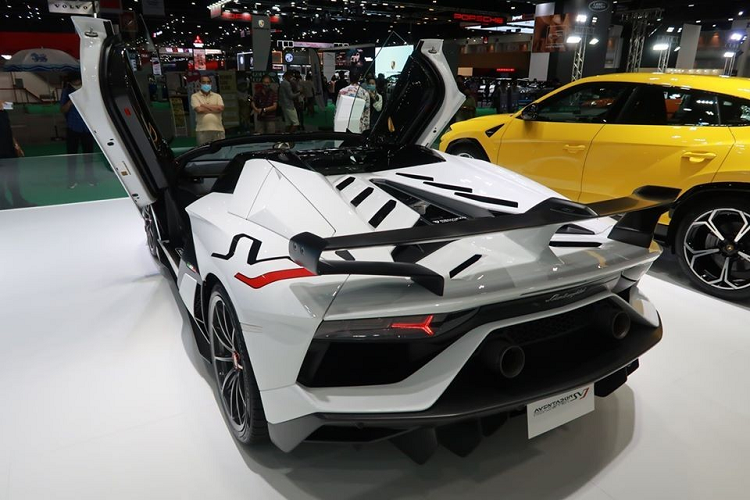 So với Lamborghini Aventador SVJ Coupe đã có 2 chiếc xuất hiện tại Việt Nam, phiên bản Aventador SVJ Roadster có sự khác biệt rõ ràng nhất chính là "mái nhà" bằng sợi carbon có thể tháo lắp dễ dàng bằng tay. Mui xe chia thành hai phần riêng biệt giống với xe Lamborghini Aventador SV Roadster tại Việt Nam. Mỗi chiếc mui của Lamborghini Aventador SVJ Roadster có trọng lượng khoảng 6 kg. Nếu cần bỏ mui, các khách hàng thao tác khá đơn giản chỉ cần ấn nút được đặt sẵn sau trần xe.