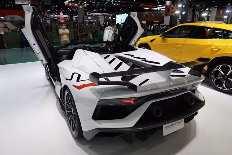 So với Lamborghini Aventador SVJ Coupe đã có 2 chiếc xuất hiện tại Việt Nam, phiên bản Aventador SVJ Roadster có sự khác biệt rõ ràng nhất chính là "mái nhà" bằng sợi carbon có thể tháo lắp dễ dàng bằng tay. Mui xe chia thành hai phần riêng biệt giống với xe Lamborghini Aventador SV Roadster tại Việt Nam. Mỗi chiếc mui của Lamborghini Aventador SVJ Roadster có trọng lượng khoảng 6 kg. Nếu cần bỏ mui, các khách hàng thao tác khá đơn giản chỉ cần ấn nút được đặt sẵn sau trần xe.
