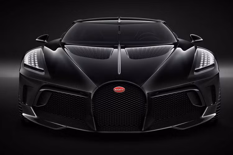 La Voiture Noire có thân xe bằng sợi carbon được chế tác thủ công, giống với những chiếc xe hiện hành của Bugatti như Divo, nhưng La Voiture Noire đã được “đưa lên một tầm cao mới”. Chiếc xe được trang bị động cơ W16 8.0 lít với 4 xi-lanh tương tự với Chiron, Chiron Sport và Divo.