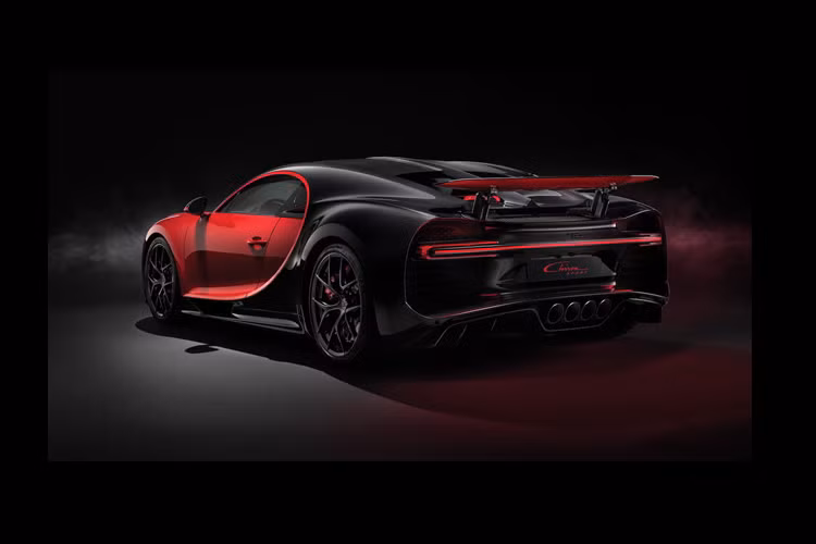 Bugatti Chiron Sport là một mẫu trong những mẫu xe gây chú ý bởi nó nhẹ và nhanh hơn so mới mẫu Chiron cơ bản, điều này giúp Chiron Sport tăng khả năng vận hành trên những đường đua thực thụ. Bugatti Chiron Sport được trang bị một vài nâng cấp như hệ thống treo cứng hơn, hệ thống lái được sửa đổi, vi sai cầu sau được tinh chỉnh cùng tính năng Dynamic Torque Vectoring.