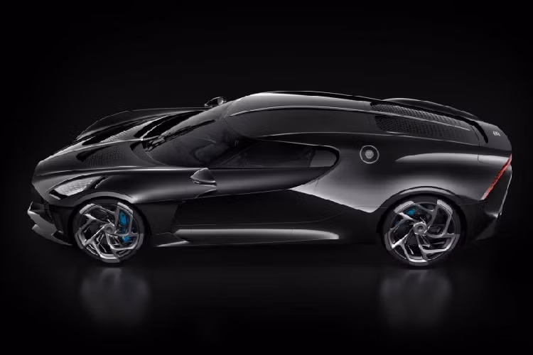  4. Bugatti La Voiture Noire Đây là một mẫu xe đình đám, gây nhiều tiếng vang khi được ra mắt tại triển lãm Geneva Motorshow 2019 với mức giá “khủng” cùng danh hiệu chiếc xe sản xuất mới được bán với mức giá đắt nhất từ trước đến nay. Chiếc xe này được “mệnh danh” là hậu duệ của huyền thoại Type 57 SC Atlantic-chiếc xe của Jean Bugatti đã bị thất lạc trong thế chiến thứ II.