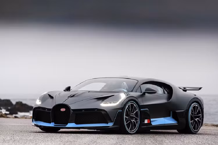  3. Bugatti Divo Được chính thức ra mắt vào tháng 8 năm 2018, Bugatti Divo là một biến thể thuộc dòng Chiron. Chiếc xe sở hữu một vẻ bề ngoài hầm hố với nhiều chi tiết khí động học với màu sơn xám-xanh, đem lại vẻ đẹp khác lạ cho Divo. 