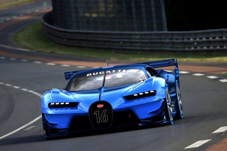  1. Bugatti Vision Gran Turismo Bugatti Vision Gran Turismo là mẫu xe concept một chỗ ngồi được phát triển bởi Bugatti và được sản xuất tại Molsheim, Alsace, Pháp. Chiếc xe đã được ra mắt tại Triển lãm ôtô Frankfurt 2015. Chiếc xe được xây dựng dựa trên khung gầm của siêu xe Bugatti Chiron prototype số #6.