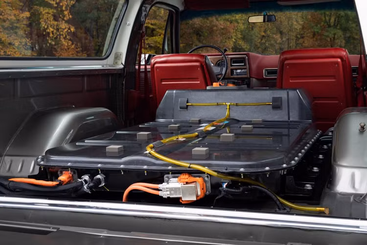 Russ O’Blenes, Giám đốc kỹ thuật của Chevrolet cho biết: “Chỉ vài phút sau khi Chevrolet giới thiệu mẫu concept E-10, khách hàng bắt đầu gọi điện để hỏi xem họ có thể xây dựng dự án EV của mình trong bao lâu.