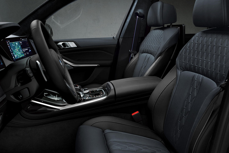 Có lẽ con số 600 xe sẽ là quá ít. 75 xe sẽ dành cho thị trường Mỹ, khách hàng có thể đặt mua từ bây giờ. BMW Dark Shadow Edition được ưu ái trang bị các tính năng tiêu chuẩn và tùy chọn xuất sắc, cùng các gói trang bị dành riêng.