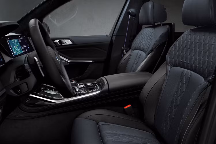 Có lẽ con số 600 xe sẽ là quá ít. 75 xe sẽ dành cho thị trường Mỹ, khách hàng có thể đặt mua từ bây giờ. BMW Dark Shadow Edition được ưu ái trang bị các tính năng tiêu chuẩn và tùy chọn xuất sắc, cùng các gói trang bị dành riêng.