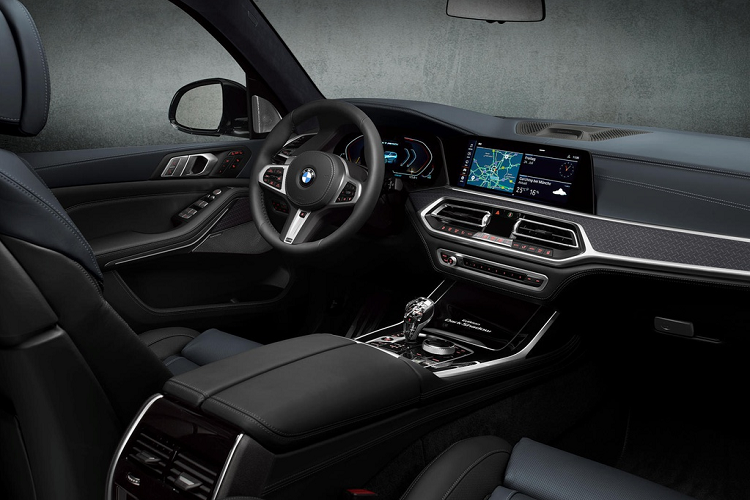 Mẫu xe SUV hạng sang BMW X7 Dark Shadow Edition 2021 sẽ cạnh tranh với đối thủ như Mercedes-Benz GLS-Class. SUV 7 chỗ được sản xuất tại nhà máy lớn nhất của BMW ở Spartanburg (Mỹ) và được phân phối toàn cầu.