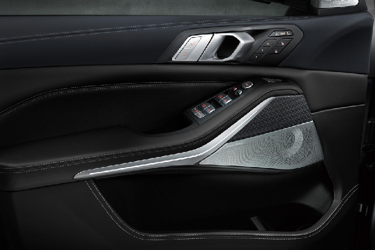 Các chi tiết sơn đen bóng xuất hiện ở phần cửa sổ xe, cột B và C, cụm gương chiếu hậu, giá nóc và lưới tản nhiệt hình quả thận. Hệ thống xả thể thao M Sport cũng được sơn đen. Bộ mâm M 22 inch chấu chữ V được bọc bởi lốp run-flat hiệu suất cao.