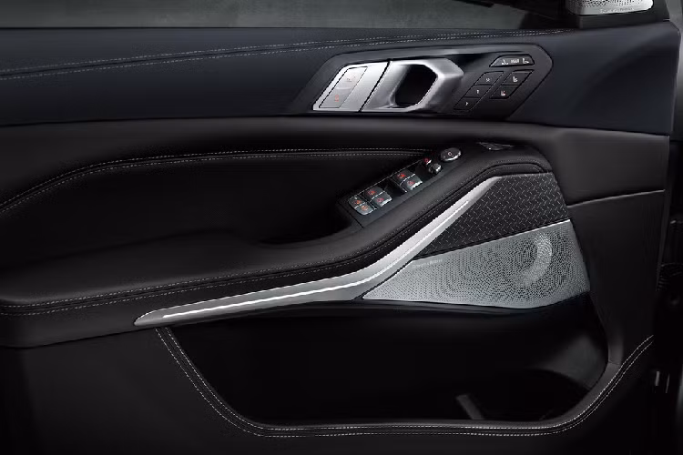 Các chi tiết sơn đen bóng xuất hiện ở phần cửa sổ xe, cột B và C, cụm gương chiếu hậu, giá nóc và lưới tản nhiệt hình quả thận. Hệ thống xả thể thao M Sport cũng được sơn đen. Bộ mâm M 22 inch chấu chữ V được bọc bởi lốp run-flat hiệu suất cao.