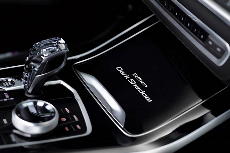 Bản đặc biệt được sơn màu kim loại mờ BMW Individual Frozen Arctic Grey, đánh dấu lần đầu tiên một mẫu xe dòng X được sơn màu này.