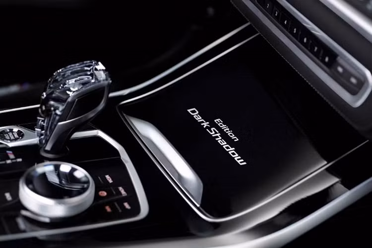 Bản đặc biệt được sơn màu kim loại mờ BMW Individual Frozen Arctic Grey, đánh dấu lần đầu tiên một mẫu xe dòng X được sơn màu này.