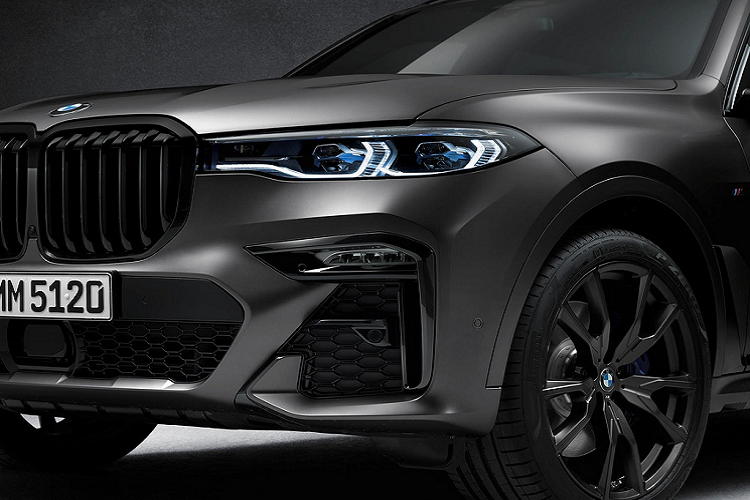 Cung cấp sức mạnh cho xe là động cơ V8 4.4L sản sinh công suất 523 mã lực và 749 Nm. SUV tăng tốc 0-96 km/h trong 4,5 giây, tốc độ tối đa 249 km/h. Nội thất bản đặc biệt bọc da Merino với chỉ khâu tương phản. Trần xe bọc da cao cấp Night Blue Alcantara.