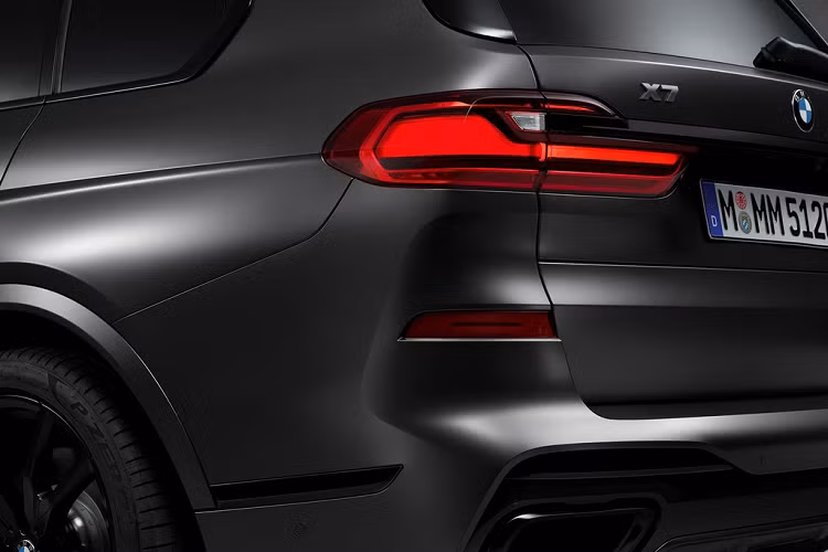 Phần còn lại của khoang lái như bảng điều khiển, cửa và bệ tì tay được bọc da Nappa. Các chi tiết trang trí bằng gỗ và nhôm cũng xuất hiện trong xe. Các tính năng tiêu chuẩn gồm phanh thể thao M Sport, vi sai, hệ thống xả thể thao, hệ thống treo khí nén thích ứng Adaptive M, các hệ thống trợ lái như trợ giúp giữ làn, cảnh báo người đi bộ, tránh va chạm phía sau, và tránh va chạm trước.