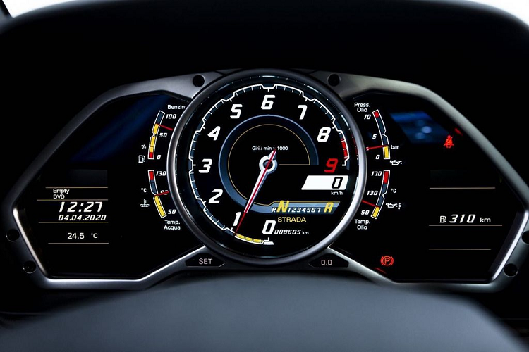 Về chi tiết, xuất hiện trên mặt trước của phiên bản Aventador này là một bộ cản mới cùng các thanh chia gió đầy cuốn hút. Đối xứng ở 2 bên, chiếc siêu xe nước Ý được trang bị thêm hai dải LED định vị ban ngày, gắn gọn gàng vào khu vực khe hút gió.