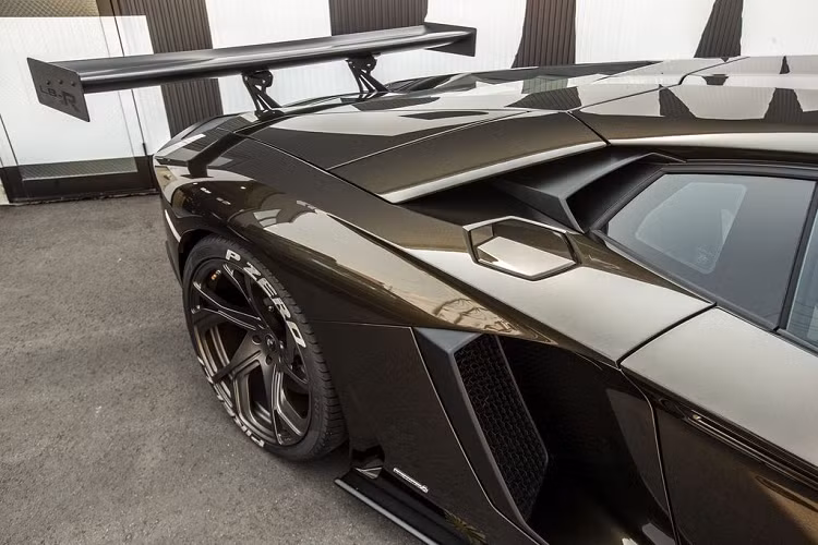 Mặc dù trong chương trình cá nhân hóa Ad Personam, Lamborghini có cung cấp một màu sơn nâu nhưng dường như không phải những gì bạn đang thấy. Thay vào đó, chiếc xe có thể đã được sơn hoặc dán lại để có được lớp màu như trong hình. Điểm đặc biệt, khi đặt dưới ánh năng mặt trời, lớp áo này sẽ xuất hiện cùng các vảy vàng bắt mắt.