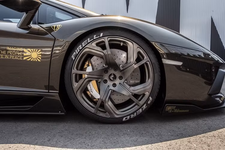 Quay trở lại với nhân vật chính, khoác lên mình chiếc siêu xe Lamborghini Aventador này chính là màu áo nâu lầm lì, kết hợp cùng các chi tiết vàng đồng của dán đề-can hay các thanh chống trên nắp động cơ.