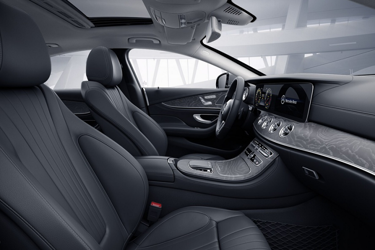 Nội thất của xe khá tương đồng với các phiên bản CLS khác, bao gồm màn hình giải trí trung tâm và bảng đồng hồ taplo kỹ thuật số đều có kích thước 12,3 inch. Vô lăng của xe cũng là phiên bản thể thao cùng các phím cảm ứng, cho phép điều khiển bảng đồng hồ taplo và màn hình trung tâm. Nội thất ốp gỗ thật cùng da ARTICO, hàng ghế trước điều chỉnh điện cùng khả năng nhớ vị trí ghế. Chân ga, phanh của xe cũng được ốp kim loại theo phong cách thể thao.