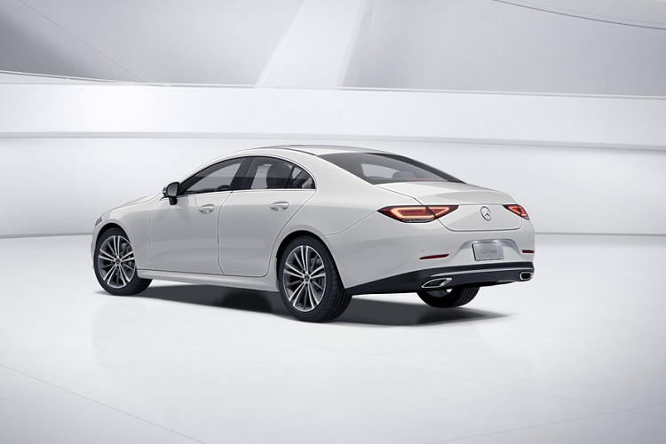 Mức giá xe Mercedes-Benz CLS 260 mới này tại thị trường Trung Quốc được công bố vào khoảng 81.332 USD. Trong khi đó tại thị trường Mỹ, các khách hàng chỉ cần bỏ ra khoảng 69.950 USD là có thể sở hữu mẫu xe CLS 450, vốn được trang bị động cơ 6 xilanh dung tích 3.0L, công suất 362 mã lực và mô men xoắn 500 Nm.