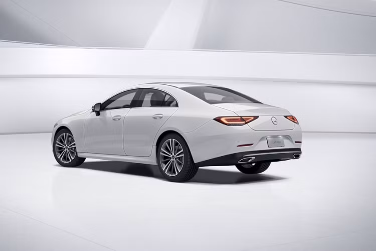 Mức giá xe Mercedes-Benz CLS 260 mới này tại thị trường Trung Quốc được công bố vào khoảng 81.332 USD. Trong khi đó tại thị trường Mỹ, các khách hàng chỉ cần bỏ ra khoảng 69.950 USD là có thể sở hữu mẫu xe CLS 450, vốn được trang bị động cơ 6 xilanh dung tích 3.0L, công suất 362 mã lực và mô men xoắn 500 Nm.