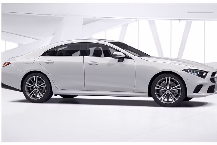 Sức mạnh của động cơ được truyền xuống cầu sau thông qua hộp số tự động 9 cấp 9G-TRONIC giúp Mercedes-Benz CLS 260 mới có khả năng tăng tốc từ 0 lên 100 km/h trong khoảng 8,7 giây trước khi đạt vận tốc tối đa 250 km/h. Mức tiêu thụ nhiên liệu của xe khá khiêm tốn: 7.2L/100 km.