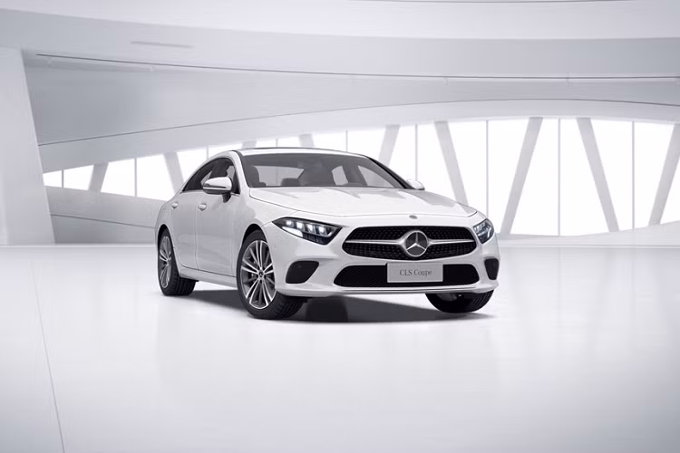 Tại Đức, phiên bản tiêu chuẩn CLS 220d sử dụng động cơ 2.0L 4 xilanh, sản sinh công suất 194 mã lực, có khả năng tăng tốc từ 0 lên 100 km/h chỉ trong khoảng 7,5 giây trước khi đạt vận tốc tối đa 237 km/h. Bên cạnh đó, phiên bản sử dụng xăng CLS 350 có mức giá 68.573 USD, sở hữu sức mạnh 299 mã lực và có khả năng tăng tốc từ 0 lên 100 km/h trong 5,9 giây trước khi đạt vận tốc tối đa 250 km/h.