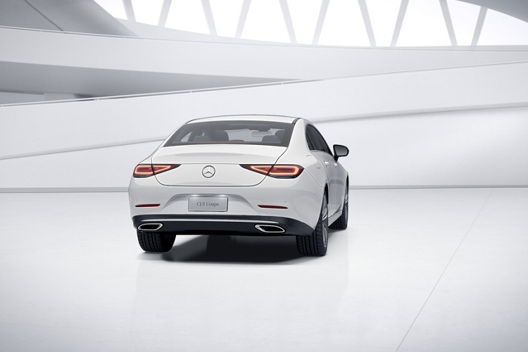 Mercedes-Benz CLS 450 có khả năng tăng tốc từ 0 lên 100 km/h chỉ trong 5,1 giây với hệ dẫn động cầu sau và khoảng 4,8 giây với hệ thống dẫn động 4 bánh 4MATIC, vốn sẽ có mức giá cao hơn, khoảng 72.450 USD.