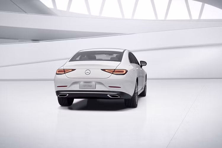 Mercedes-Benz CLS 450 có khả năng tăng tốc từ 0 lên 100 km/h chỉ trong 5,1 giây với hệ dẫn động cầu sau và khoảng 4,8 giây với hệ thống dẫn động 4 bánh 4MATIC, vốn sẽ có mức giá cao hơn, khoảng 72.450 USD.