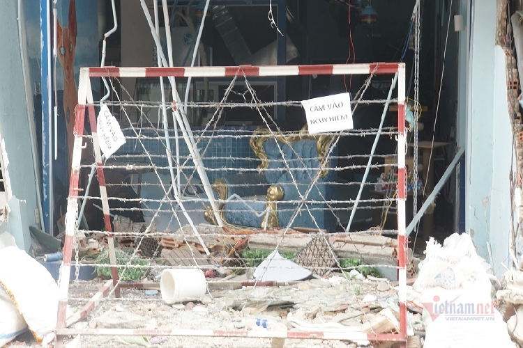 5h30 sáng hôm qua, một tiếng nổ lớn xảy ra tại căn nhà số 88 đường Nguyễn Trọng Tuyển làm rung chuyển cả khu phố. Nhiều người dân xung quanh hoảng loạn tháo chạy. Sau khi sự việc xảy ra cơ quan chức năng đã tiến hành phong tỏa, khám nghiệm hiện trường. Theo Công an Q.Phú Nhuận, bước đầu xác định nguyên nhân vụ nổ xuất phát từ sự cố rò rỉ khí gas, hoàn toàn không có vật liệu nổ nguy hiểm.