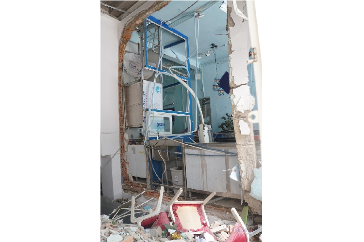 Tường gạch và bê tông vỡ vụn, nằm ngổn ngang 