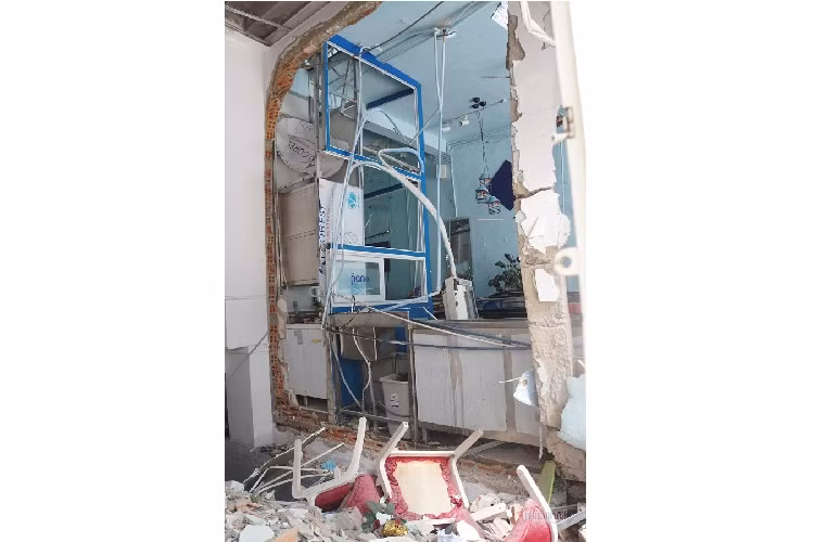 Tường gạch và bê tông vỡ vụn, nằm ngổn ngang 