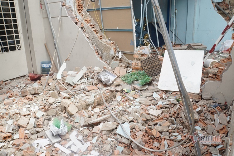 Mảng tường của quán bún bị xé toạc sau vụ nổ