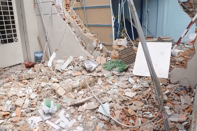 Mảng tường của quán bún bị xé toạc sau vụ nổ