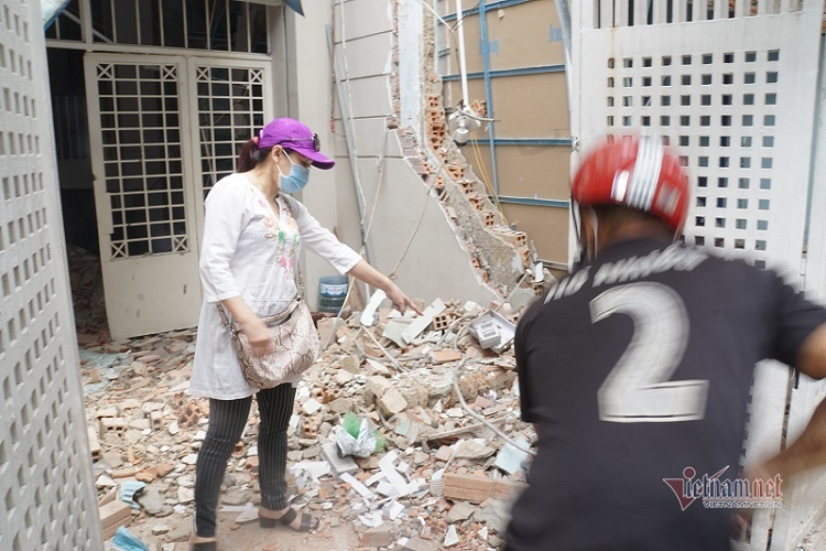 Gia chủ phải chuyển nhà đi nơi khác, đồng thời thuê nhân công đến dọn dẹp, khắc phục sự cố