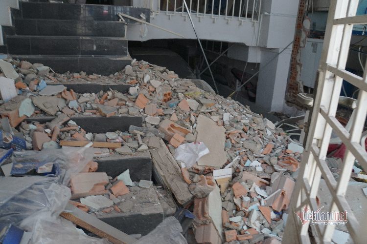 Sức nổ khủng khiếp làm mảng tường lớn hơn 3m2, ngăn cách giữa quán bún và căn nhà liền kề bị xé toạc, đổ sập