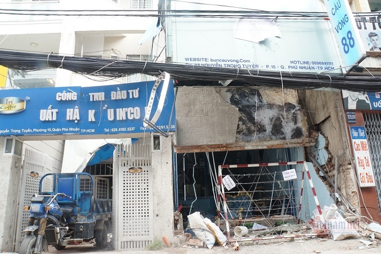 Ngày 23/12, hiện trường vụ nổ quán bún trên đường Nguyễn Trọng Tuyển, phường 15, quận Phú Nhuận (TP.HCM) vẫn đang được phong tỏa, đặt cảnh báo nguy hiểm. Theo quan sát, căn nhà nơi kinh doanh quán bún đậu và hai căn nhà bên cạnh bị hư hại nặng. Cửa kính, tường bê tông bị xé toạc, đổ sập ngổn ngang.