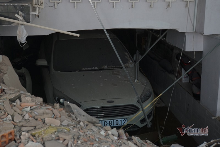 Tường của quán bún và công ty xuất nhập khẩu kế bên bị sập, vách tường của tiệm hớt tóc liền kề bị nứt. Các mảnh vỡ bê tông, cốt thép, kính, chén dĩa, bàn ghế... văng tứ tung. Xe ôtô đậu dưới tầng hầm công ty xuất nhập khẩu kế bên quán bún bị hư hại 