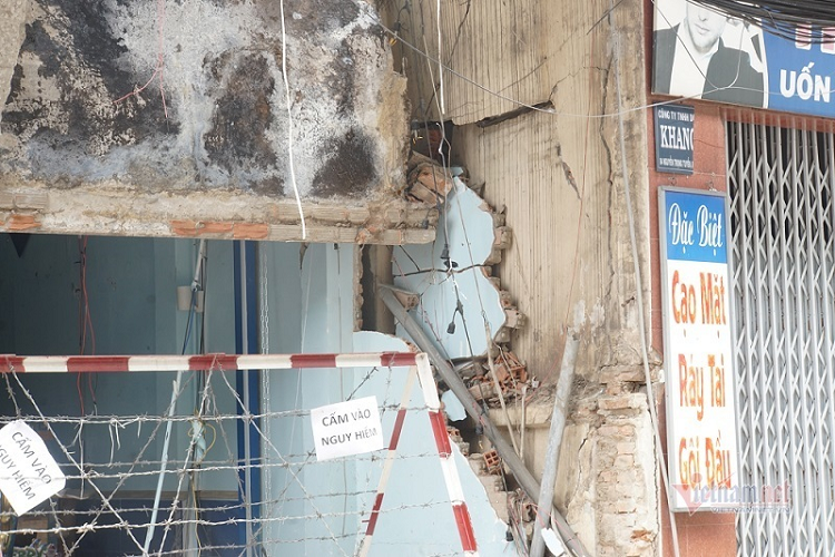 Cơ quan chức năng vẫn đang phong tỏa, đặt biển cảnh báo nguy hiểm phía trước quán bún 
