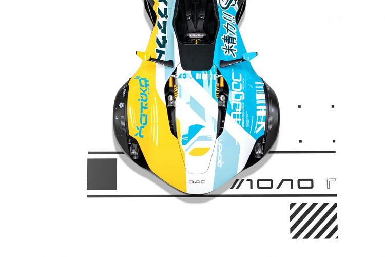 Bên dưới ngoại hình chỉ được nâng cấp nhẹ, BAC trang bị cho Mono R bộ khung gầm bằng Ma-giê, phần sàn trong được làm từ hai hợp kim titan và carbon, hệ thống phanh carbon – gốm cao cấp cùng lốp Pirelli Trofeo R cao cấp. Để tăng trải nghiệm lái cho tay đua, BAC cũng cải tiến hệ thống treo nhằm giảm sự trượt ngang khi thắng của xe. Mono R cũng sở hữu hệ thống treo có thể điều chỉnh đến từ Ohlins.