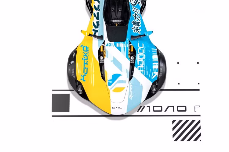 Bên dưới ngoại hình chỉ được nâng cấp nhẹ, BAC trang bị cho Mono R bộ khung gầm bằng Ma-giê, phần sàn trong được làm từ hai hợp kim titan và carbon, hệ thống phanh carbon – gốm cao cấp cùng lốp Pirelli Trofeo R cao cấp. Để tăng trải nghiệm lái cho tay đua, BAC cũng cải tiến hệ thống treo nhằm giảm sự trượt ngang khi thắng của xe. Mono R cũng sở hữu hệ thống treo có thể điều chỉnh đến từ Ohlins.