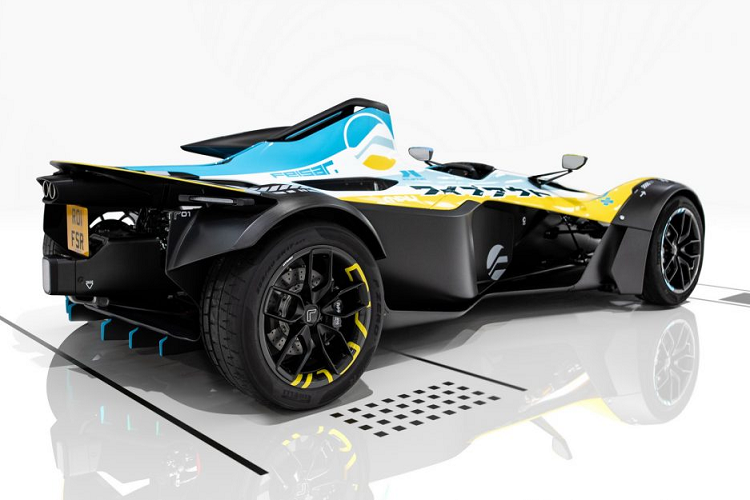 Ngoài gia tăng công suất, xe cũng được giảm cân nặng với khối lượng khô bây giờ chỉ ở mức 555 kg, nhẹ hơn trước đây 25 kg. Với con số này, xe sở hữu tỉ số công suất / khối lượng ở mức 612 mã lực / tấn, hay 136 mã lực cho 1 lít dung tích động cơ. Đây đều là những con số kỷ lục hoàn toàn mới dành cho một chiếc xe sử dụng động cơ hút khí tự nhiên.