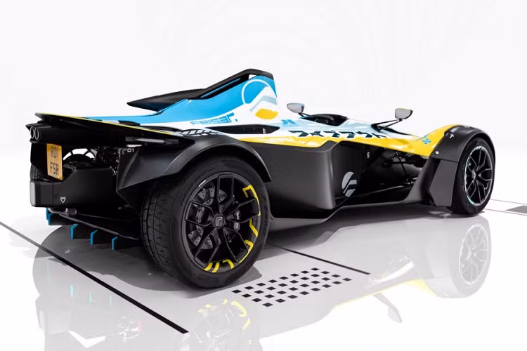 Ngoài gia tăng công suất, xe cũng được giảm cân nặng với khối lượng khô bây giờ chỉ ở mức 555 kg, nhẹ hơn trước đây 25 kg. Với con số này, xe sở hữu tỉ số công suất / khối lượng ở mức 612 mã lực / tấn, hay 136 mã lực cho 1 lít dung tích động cơ. Đây đều là những con số kỷ lục hoàn toàn mới dành cho một chiếc xe sử dụng động cơ hút khí tự nhiên.