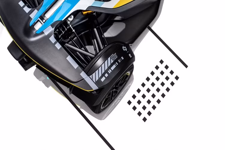 Trên phiên bản này, động cơ 2.5 lít của BAC Mono sở hữu sức mạnh 340 mã lực, cao hơn bản tiêu chuẩn đến 35 mã lực. Để có thể tạo ra công suất như vậy, hãng xe có trụ sở tại Liverpool đã tăng đường kính xy-lanh, kết hợp cùng giảm hành trình của trục cam.