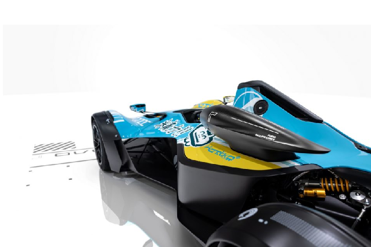 Nó không hẳn là một trò chơi đua xe phản vật lý nhưng thực sự thì chiếc Mono R sản xuấ thủ công đã mang đến cho tôi cảm giác y hệt như vậy”, chủ nhân chiếc xe chia sẻ. “Nó thực sự là sự kết hợp hài hòa của kỹ thuật, công nghệ và thiết kế. Và cách mà nó hiện lên không khác gì là những chiếc tàu bay trong WipEout”. 